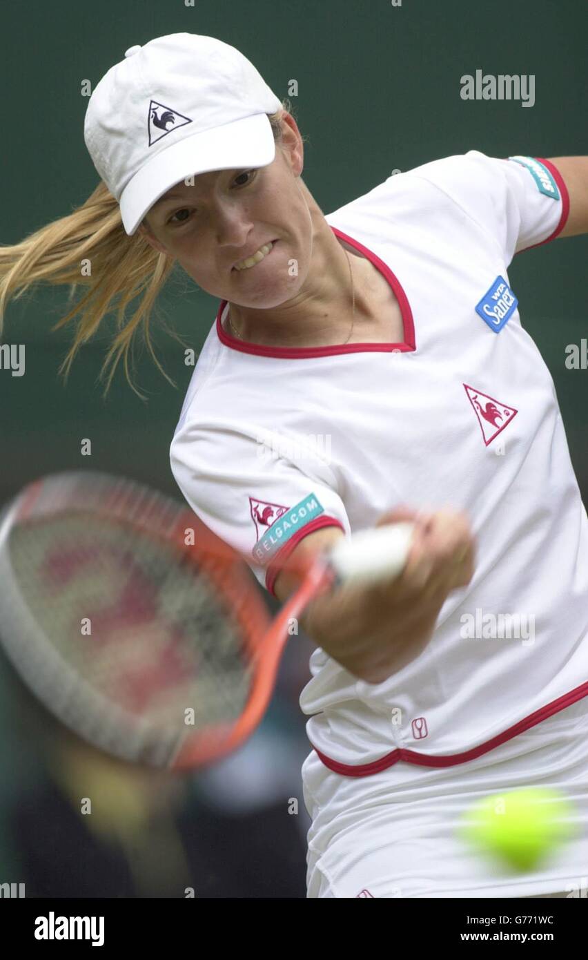 PER , NESSUN USO COMMERCIALE. Justine Henin, il 6° seme del Belgio in rotta per battere il 4° seme Monica Seles dagli Stati Uniti nelle finali del quarto per Signore al Centre Court di Wimbledon. Punteggio finale 7:5/7:6. Foto Stock