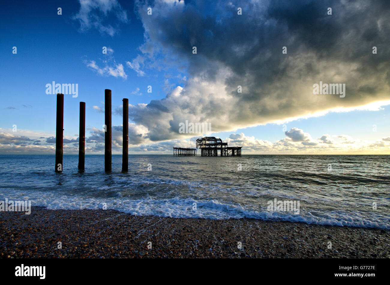 Hove molo Ovest reso ancora più drammatica da un braccio di spazzamento del cloud e una bassa posizione di scatto. Foto Stock