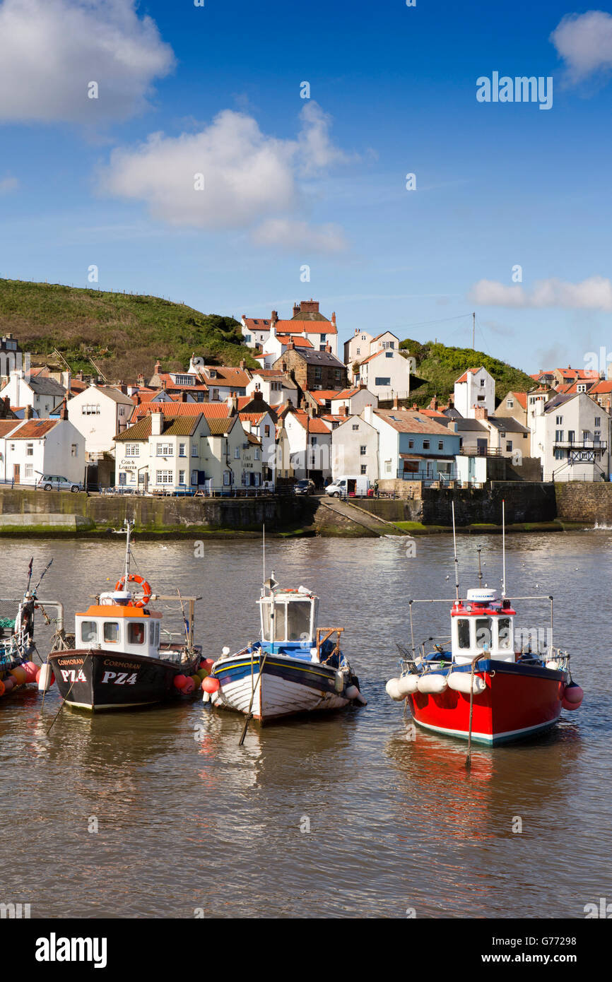 Regno Unito, Inghilterra, Yorkshire, Staithes, barche da pesca ormeggiate nel porto Foto Stock