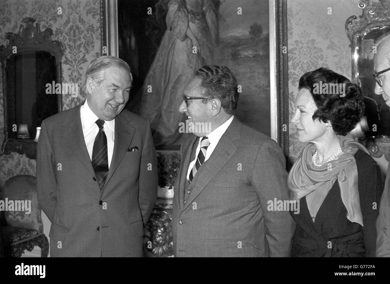 Henry Kissinger, Segretario di Stato degli Stati Uniti, e l'Ambasciatore americano Anne Armstrong al n. 10 di Downing Street dove oggi hanno fatto colazione con il Premier James Callaghan (a sinistra). Il dottor Kissinger, che si sta dirigendo verso l'Iran, dovrebbe riferire sui progressi compiuti verso una formula per raggiungere la maggioranza in Rhodesia. Foto Stock