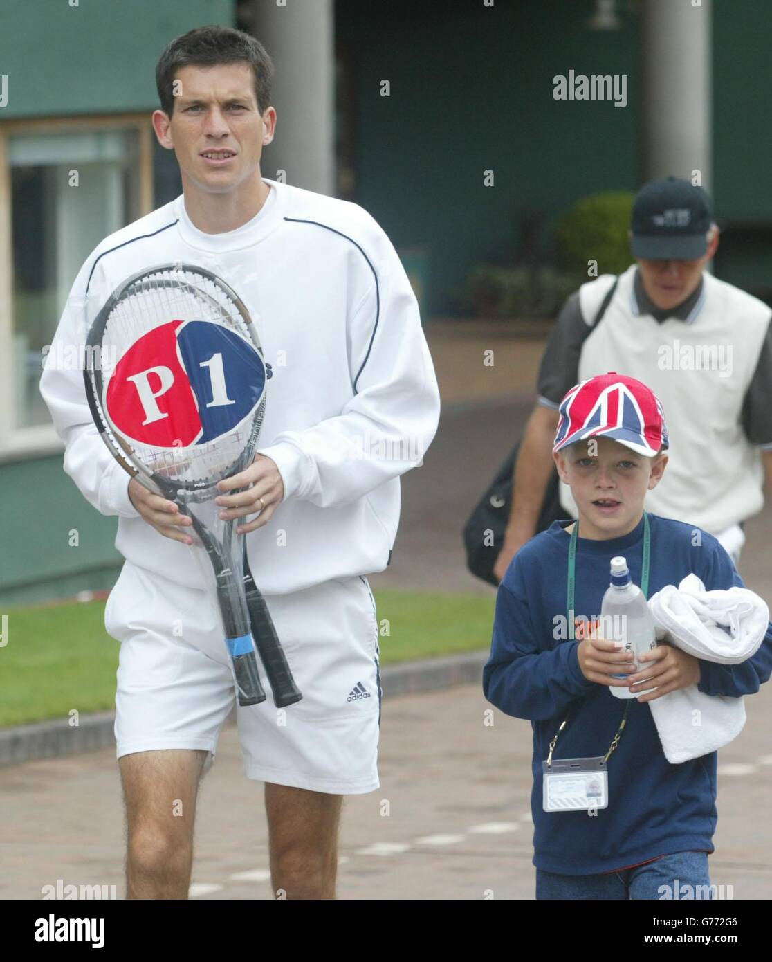 SOLO PER USO EDITORIALE, NESSUN USO COMMERCIALE : Tim Henman britannico (a sinistra) arriva a Wimbledon con il suo allenatore Larry Stefanki e suo figlio Joe a fare pratica per la sua semi-finale contro il seme superiore Lleyton Hewitt dall'Australia. Henman non ha mai battuto Hewitt, o ha fatto alla finale al torneo famoso. Foto Stock