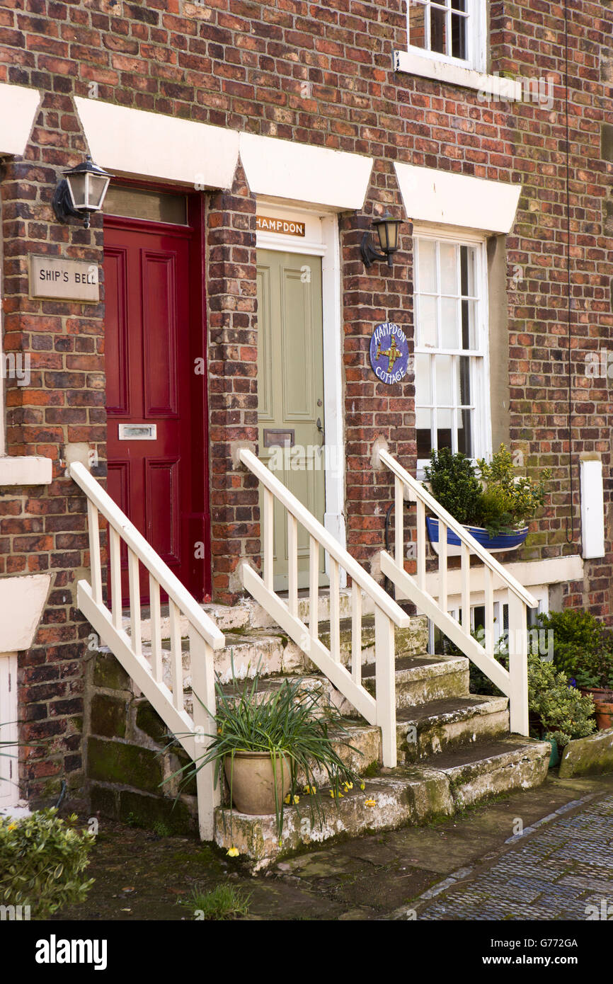 Regno Unito, Inghilterra, Yorkshire, Staithes, Beckside, fasi fino a Hampdon Cottage e spedire il campanile Foto Stock