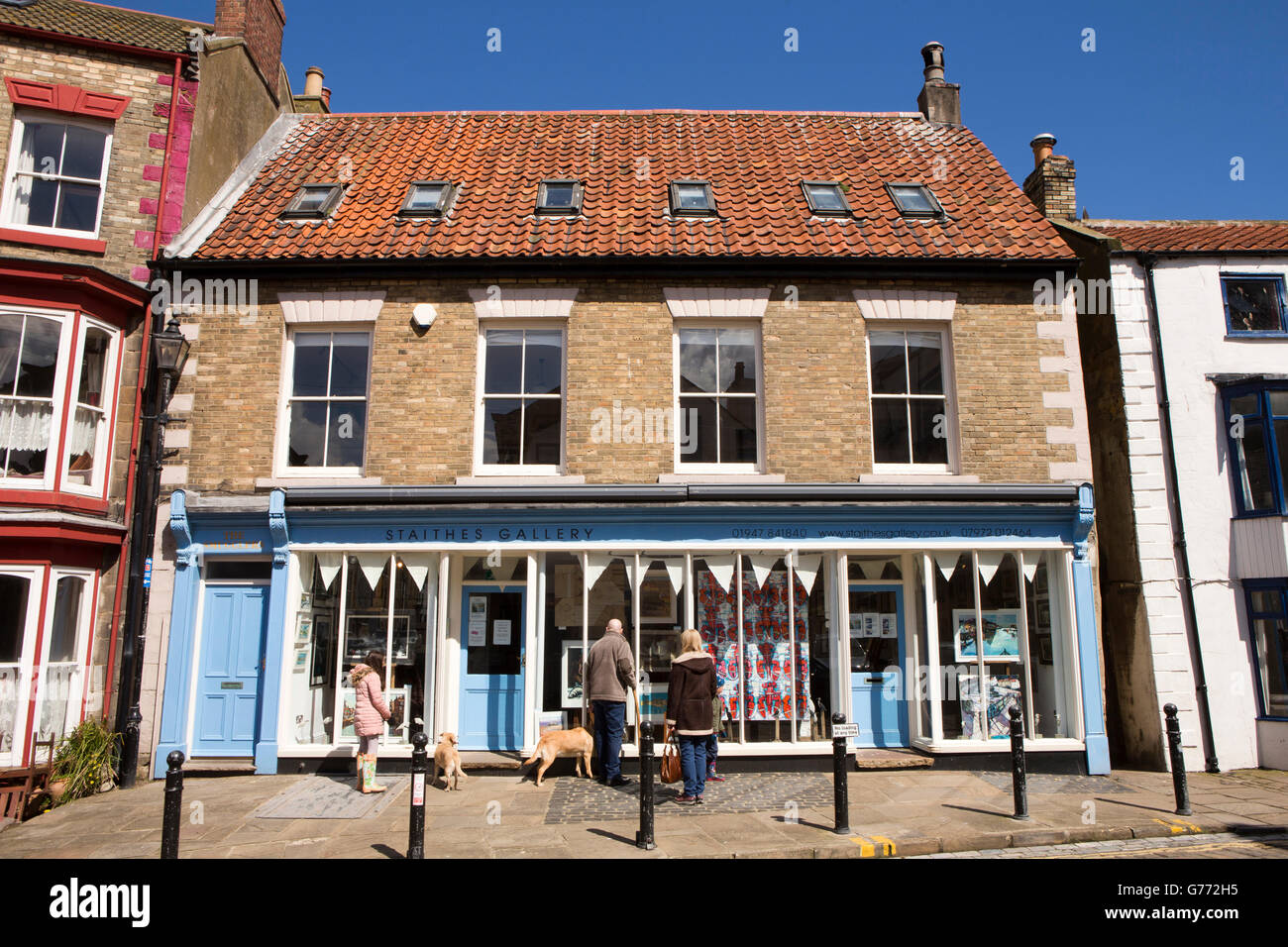 Regno Unito, Inghilterra, Yorkshire, Staithes, High Street, i clienti che cercano in Staithes galleria finestra Foto Stock