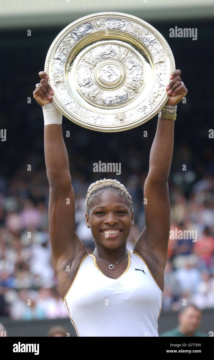 SOLO PER USO EDITORIALE, NON PER USO COMMERCIALE. Serena Williams degli Stati Uniti detiene il trofeo dopo aver battuto sua sorella Venere nella finale Ladies' Singles di Wimbledon. È la prima volta in 118 anni che le suore si sono incontrate nella finale a Wimbledon. Serena ha vinto in serie 7:6/6:3. Foto Stock