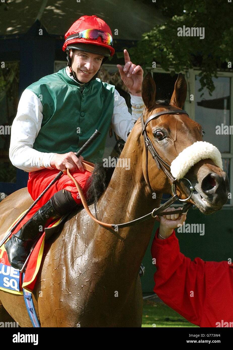 Il re del team di Great Britain e Irleand dà il benvenuto portando il fantino Richard Hughes dopo aver vinto il Carrill Shergar Cup Challenge 3.50 nella Blue Square Shergar Cup al Royal Ascot di Berkshire. La terza vittoria della giornata per Richard Hughes. Foto Stock