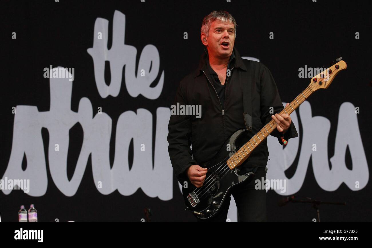 Jean-Jacques Burnel dei Stranglers che si esibiscono sotto la pioggia sul palco principale al festival musicale T in the Park tenutosi al Balado Park di Kinross, Scozia. Foto Stock