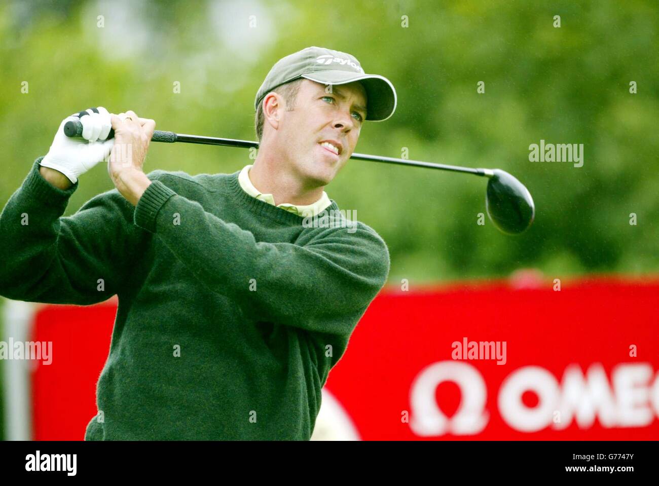 Richard Green tee off sulla prima all'inizio del suo quarto round nel Wales Open Golf, Celtic Manor, Newport Foto Stock