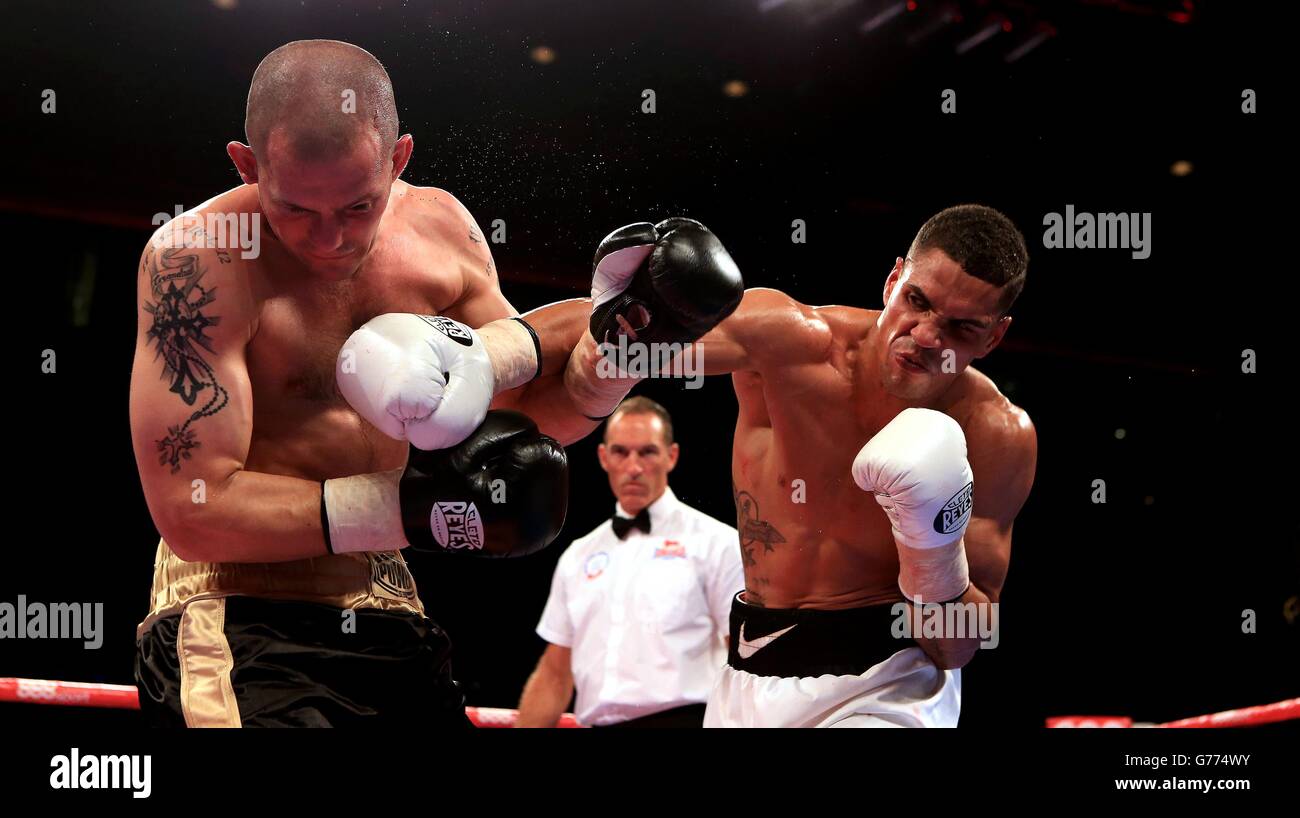 Anthony Ogogo (a sinistra) in azione contro Wayne Reed durante il loro incontro di pesi medi alla Echo Arena, Liverpool. Foto Stock