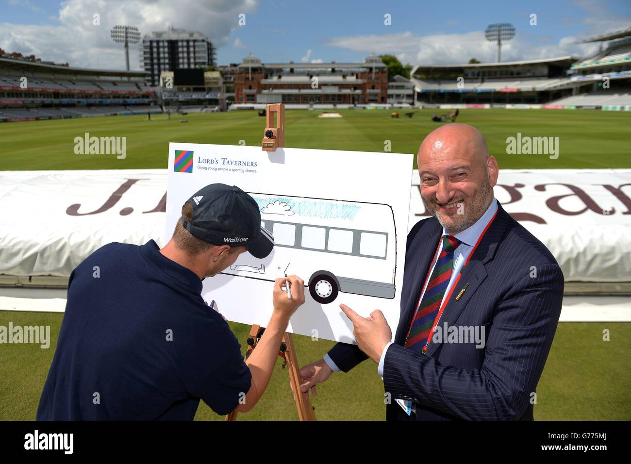 Paul Robin (a destra), Chief Executive di Lord's Tavereners, guarda come Chris Woakes, il cricettiere inglese, crea la sua partecipazione al concorso di progettazione di minibus Lord's Taverners durante una fotocall al Lord's Cricket Ground di Londra. Foto Stock