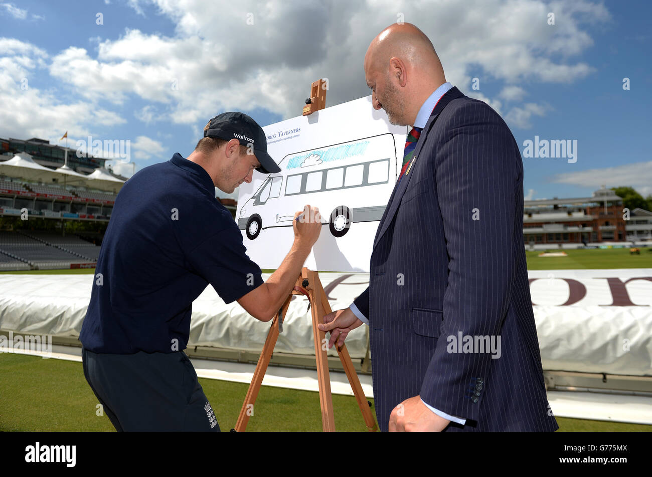 Paul Robin (a destra), Chief Executive di Lord's Tavereners, guarda come Chris Woakes, il cricettiere inglese, crea la sua partecipazione al concorso di progettazione di minibus Lord's Taverners durante una fotocall al Lord's Cricket Ground di Londra. Foto Stock