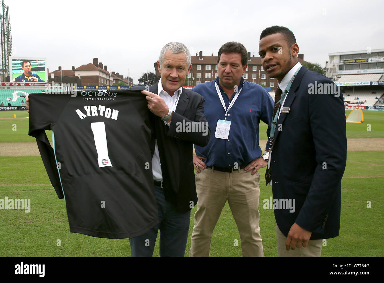 Membri del Surrey's match ball sponsor Ayrton Windows e Doors Foto Stock