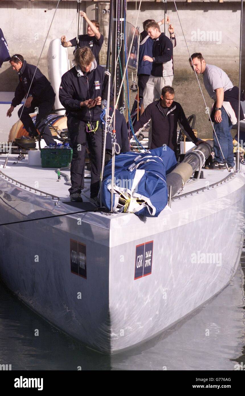 I membri del Team GBR, la prima partecipazione britannica al concorso America's Cup dal 1988, si preparano per il loro yacht Wight Lightning ad Auckland in Nuova Zelanda. Le corse per il prestigioso trofeo iniziano martedì 1 ottobre 2002. PA Foto: Chris ison. Foto Stock