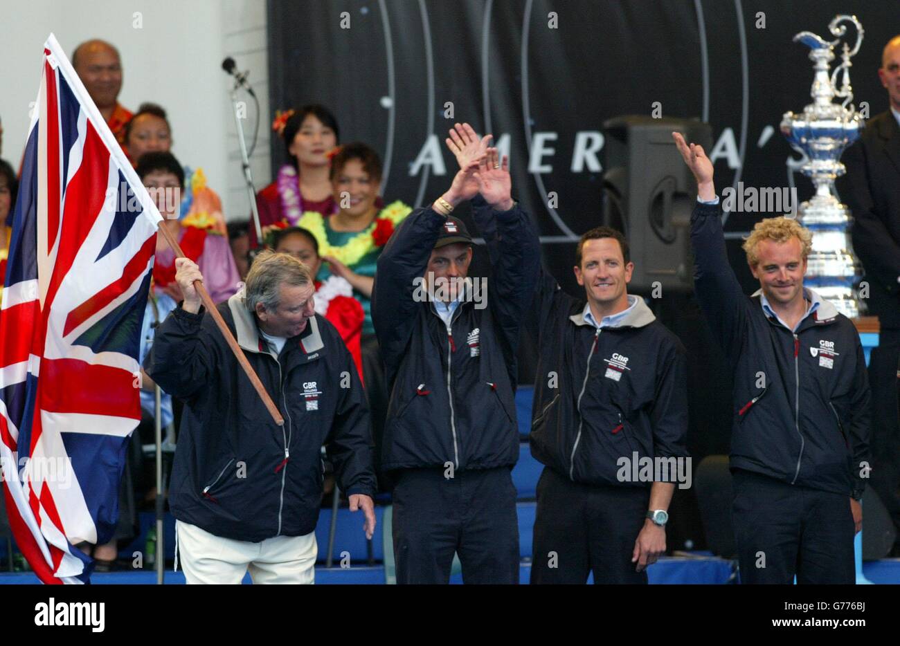 Peter Harrison (con bandiera), Ian Walker, Adrian Stead e Andy Green del Team GBR si inchinano durante la cerimonia di apertura della America's Cup di Auckland, Nuova Zelanda. La squadra è la prima entrata della Gran Bretagna nel concorso America's Cup dal 1988. Foto Stock