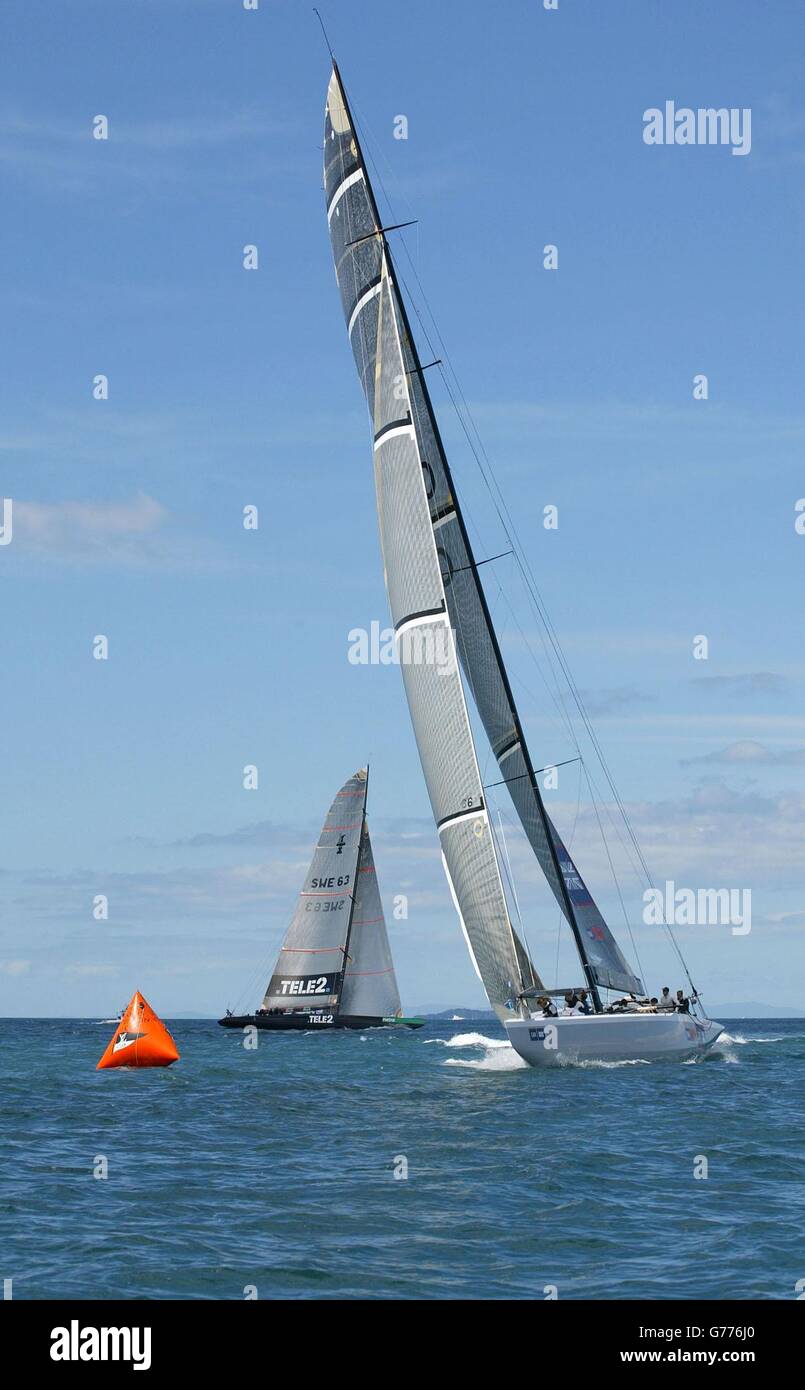 Il team della Britain's America's Cup GBR Challenge (a destra) si trova sullo yacht Swedish Victory Challenge nel Golfo di Hauraki, al largo di Auckland, Nuova Zelanda. *...Wight Lightning si è allontanato dall'inizio dopo aver forzato gli svedesi attraverso la linea prima della pistola facendo completare la barca nera un turno di penalità di 360 gradi. GBR ha mantenuto la leadership ed è venuto a casa i vincitori di 48 secondi. Dà al team la sua seconda vittoria nel primo round della Louis Vuitton Cup, sopprimendo molti. Foto Stock