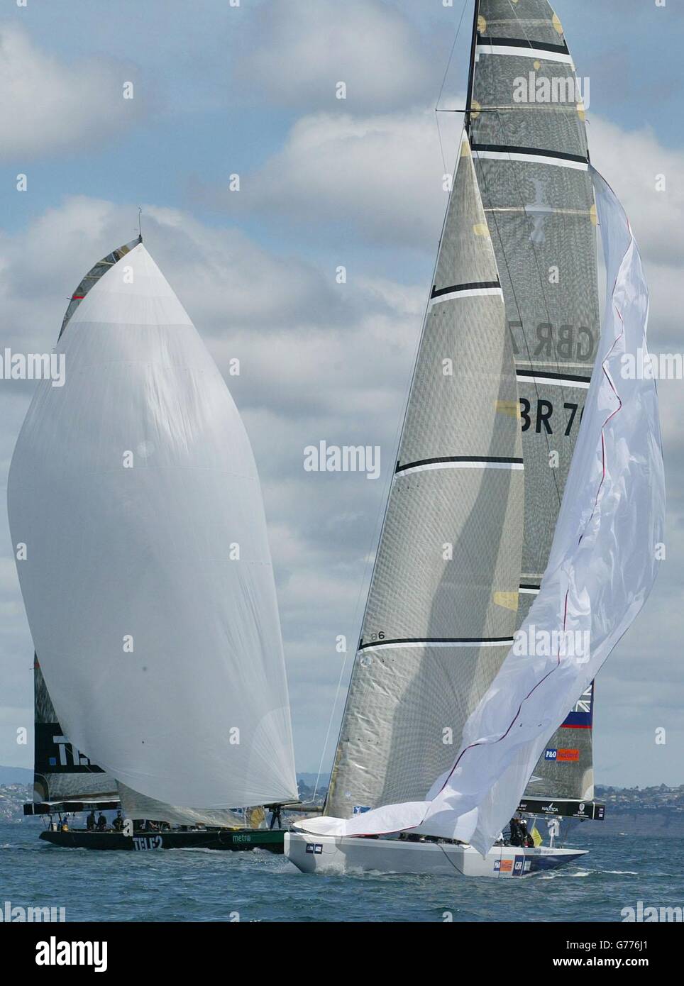 Il team della Britain's America's Cup GBR Challenge (a destra) si trova sullo yacht Swedish Victory Challenge nel Golfo di Hauraki, al largo di Auckland, Nuova Zelanda. *...Wight Lightning si è allontanato dall'inizio dopo aver forzato gli svedesi attraverso la linea prima della pistola facendo completare la barca nera un turno di penalità di 360 gradi. GBR ha mantenuto la leadership ed è venuto a casa i vincitori di 48 secondi. Dà al team la sua seconda vittoria nel primo round della Louis Vuitton Cup, sopprimendo molti. Foto Stock