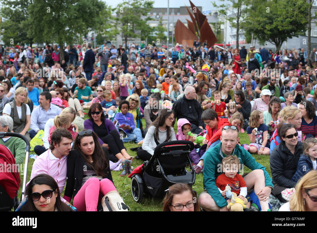 La folla guarda stasera lo spettacolo teatrale acrobatico all'aperto, HALLALI, parte del Galway International Arts Festival nella città di Eyre Square. Foto Stock