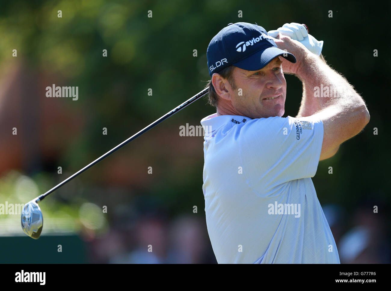 Il Sir Nick Faldo dell'Inghilterra si tee fuori il 5 durante il giorno uno dell'Open Championship 2014 al Royal Liverpool Golf Club, Hoylake. Foto Stock