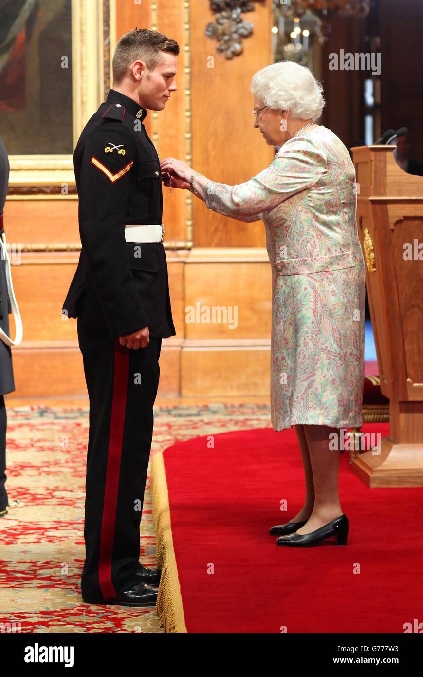 Lance Corporal Wesley Masters, Royal Army Medical Corps, è decorato con la Croce militare dalla Regina Elisabetta II al Castello di Windsor, Windsor. Foto Stock