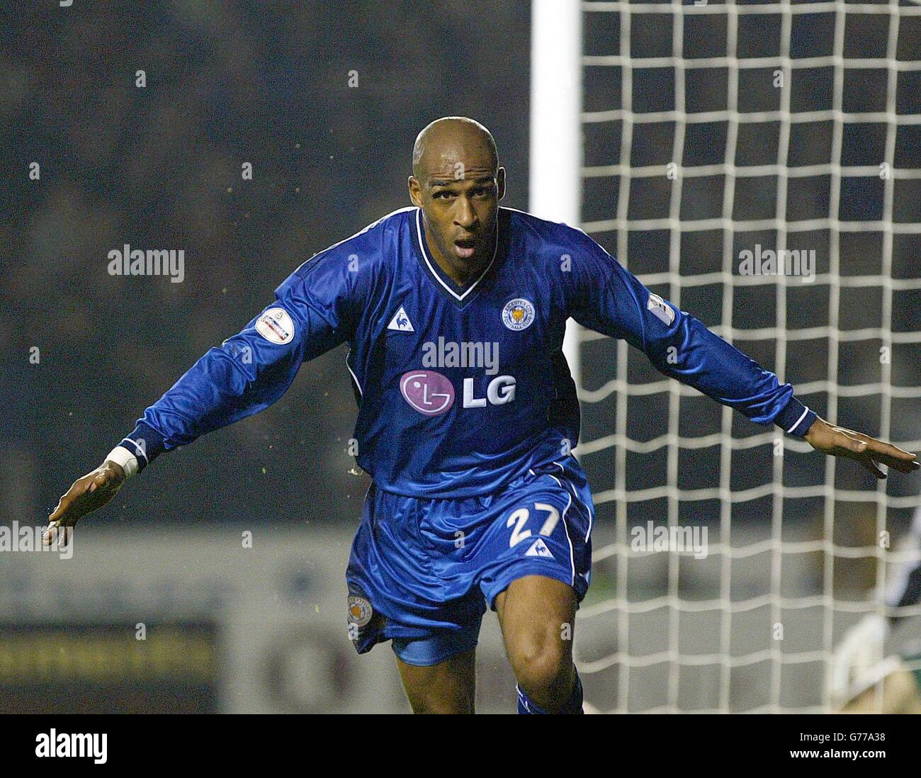 Brian Deane di Leicester City festeggia il raggiungimento del gol vincente mentre battono Coventry City 2-1, durante la partita della Nationwide Division 1 al Walkers Stadium di Leicester. NESSUN UTILIZZO NON UFFICIALE DEL SITO WEB DEL CLUB. Foto Stock