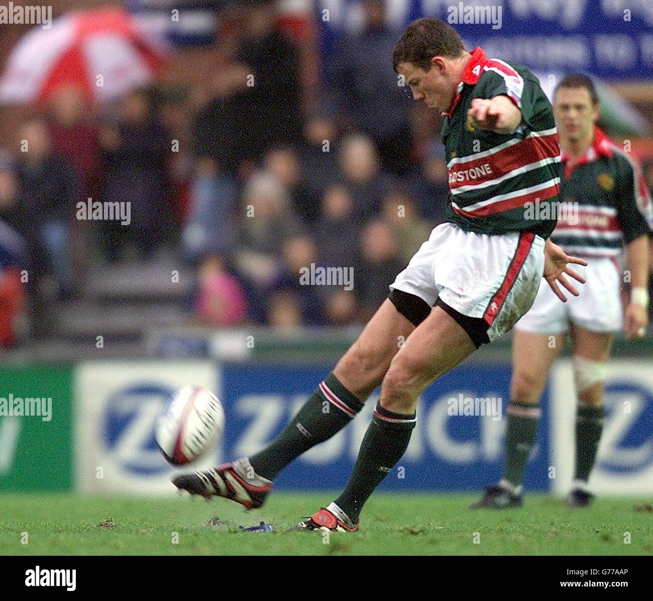 Tim Stimpson di Leicester converte una delle sue tre sanzioni vincenti durante la vittoria di Tigers 9-6 su Wasps in durante la partita di premiership di Zurigo a Welford Road, Leicester. Foto Stock