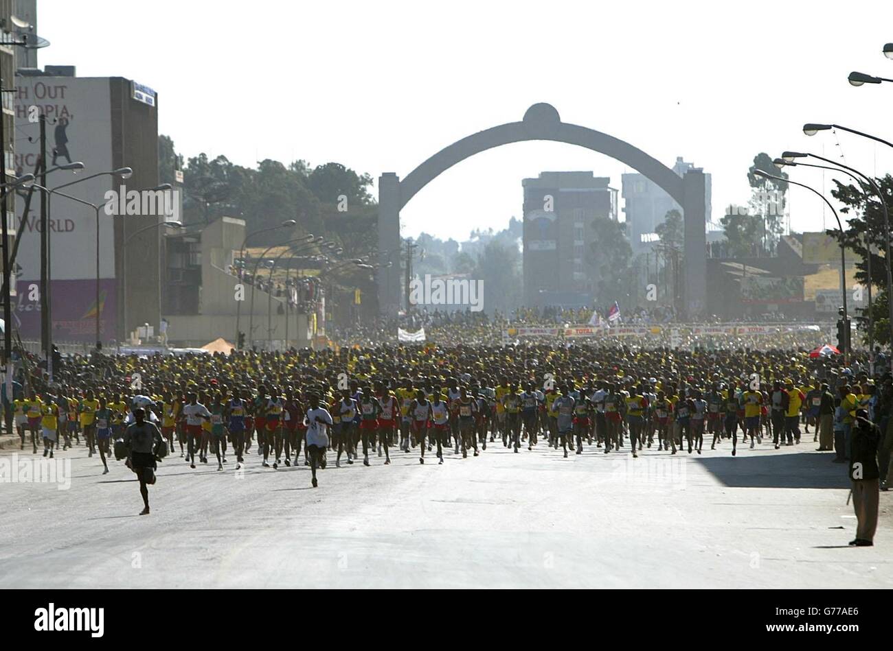 Grande corsa etiope 2002. I 16,000 corridori si allagano attraverso l'inizio della Grande corsa Etiope 2002 in Piazza Meskel. Il percorso 10K è attraverso le strade di Addis Abeba. Foto Stock