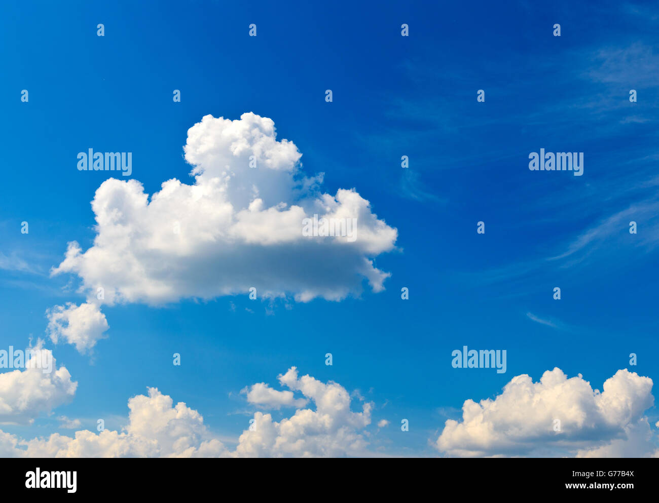 Blue sky con belle nuvole bianche Foto Stock