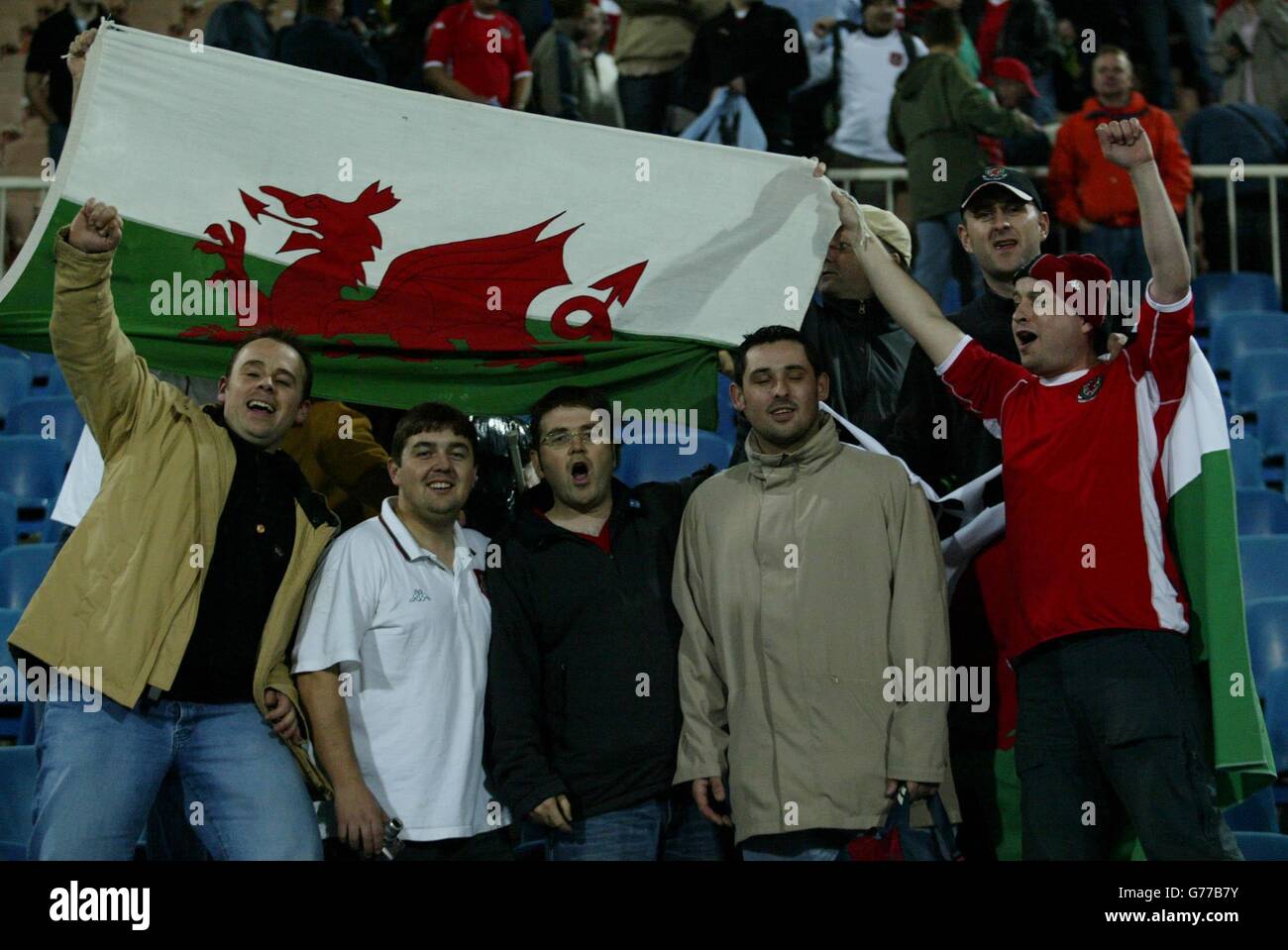I fan gallesi celebrano la vittoria della loro squadra nel 2-0 sull'Azerbaigian allo stadio nazionale Tofiq nel quailifier European Championships Group Nine di Baku, Azerbaigian. Foto Stock
