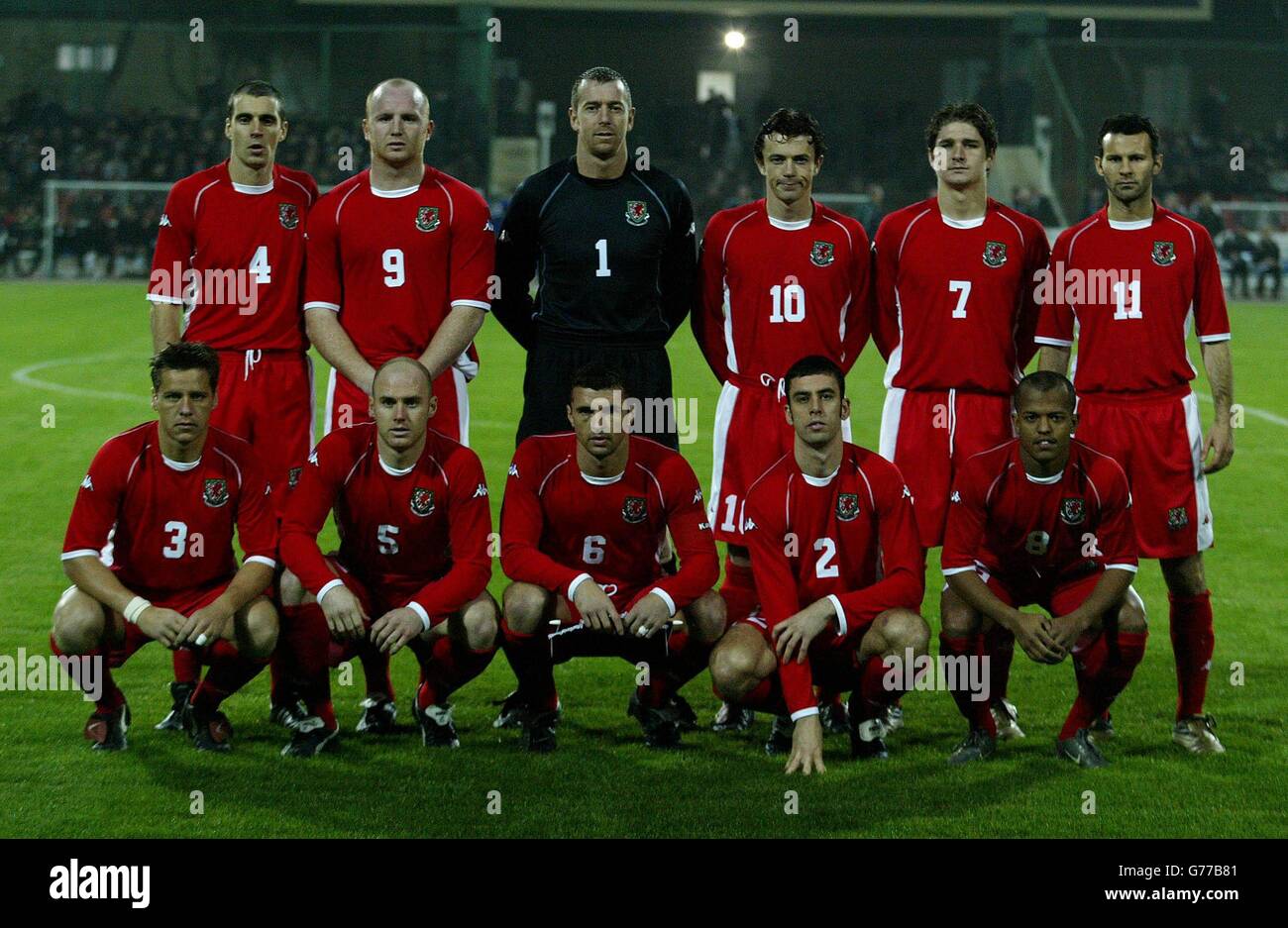 La squadra di calcio del Galles che ha sconfitto l'Azerbaigian 2-0 al Tofiq National Stadium di Baku :fila posteriore (da sinistra a destra): Melville, Hartson, Jones, Davies, Robinson, Giggs; prima fila (da sinistra a destra): Barnard, Page, Speed, Delaney, Earnshaw. Foto Stock