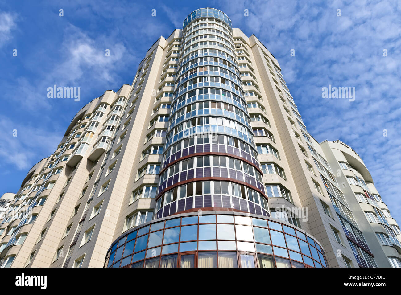 Condominio appartamento o edificio con architettura moderna nel centro città Foto Stock