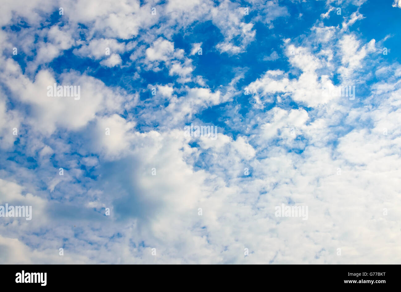 Nuvole di luce sul cielo blu Foto Stock