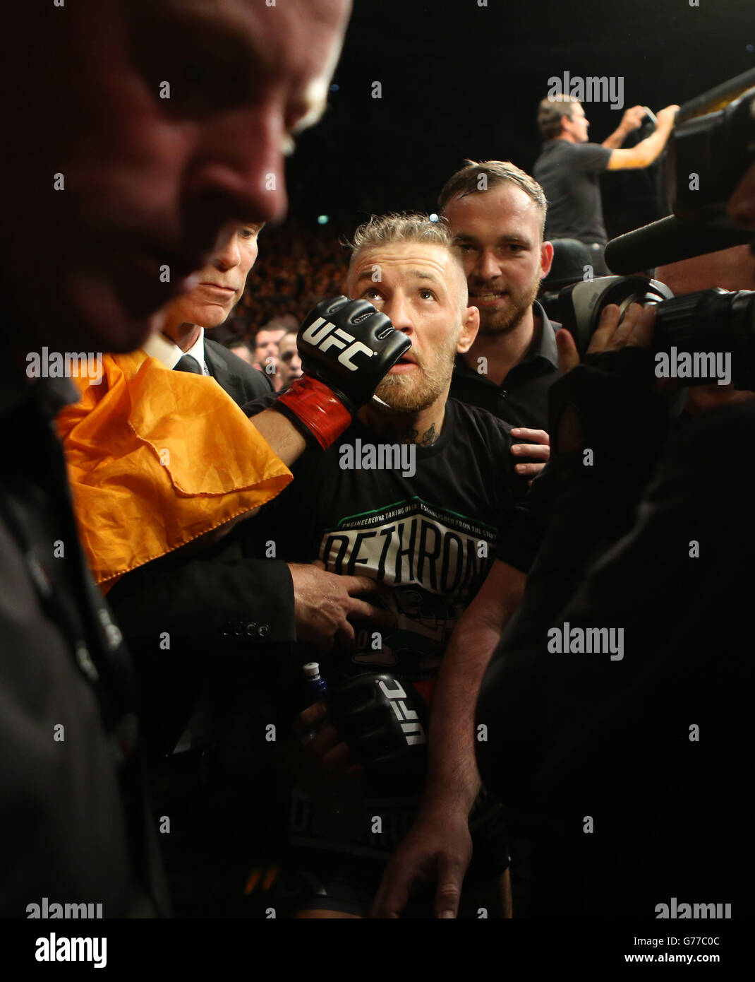 Connor McGregor, irlandese, lascia l'anello dopo aver battuto Diego Brandao in Brasile nel loro incontro di pesi e Featherweight alla UFC Fight Night all'O2 di Dublino. Foto Stock