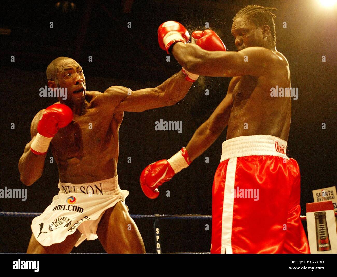 Johnny Nelson lancia una mano sinistra a Guillermo Jones dalla testa di Panama, durante il loro campionato mondiale WBO Cruiserweight alla Storm Arena di Derby. Foto Stock