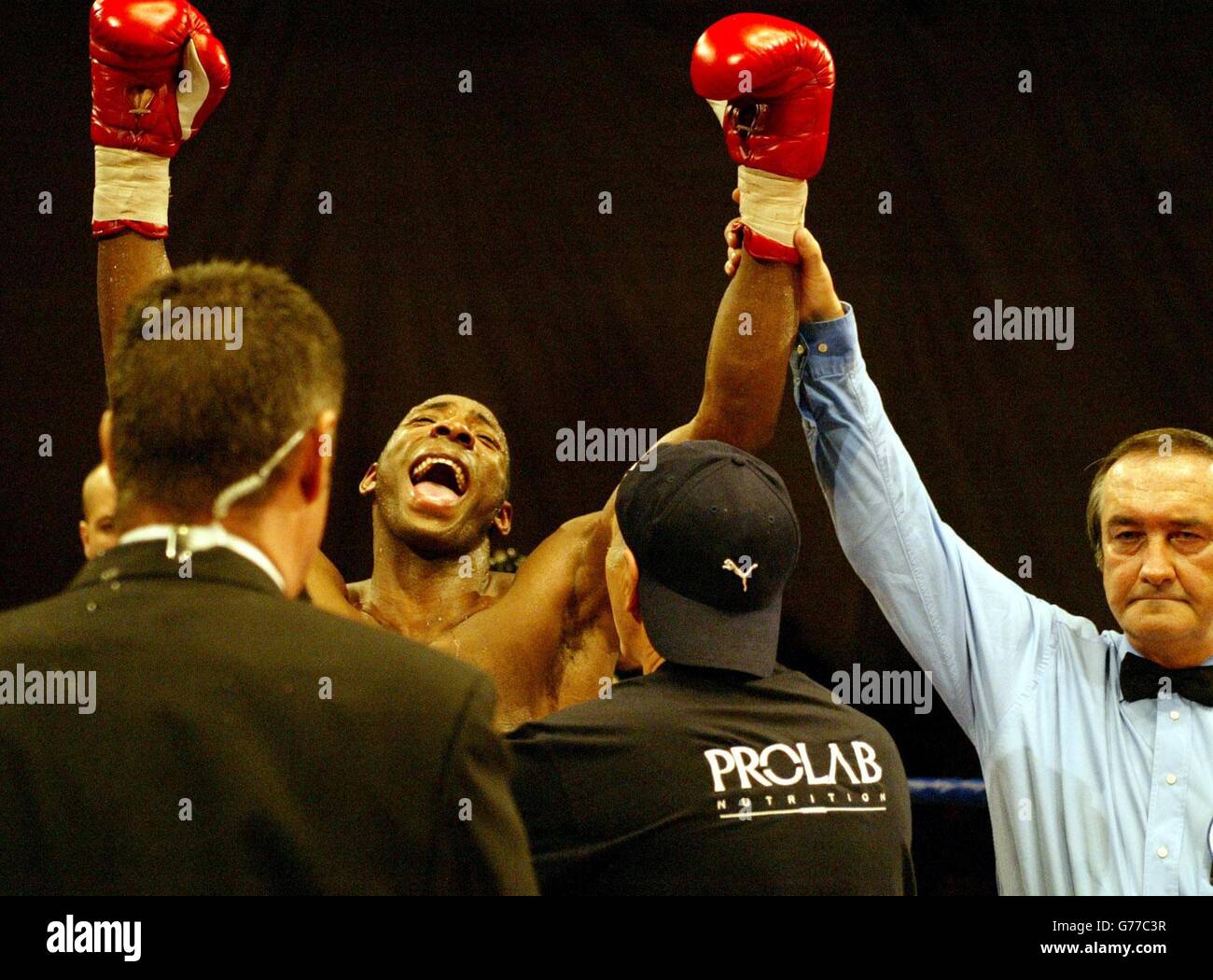 Johnny Nelson festeggia la vittoria di una decisione divisa sulle tre carte dei giudici, disegnando nella lotta con Guillermo Jones di Panama, ma mantenendo il suo titolo come era il campione in difesa alla fine del loro incontro del WBO Cruiserweight Championship alla Storm Arena. Foto Stock