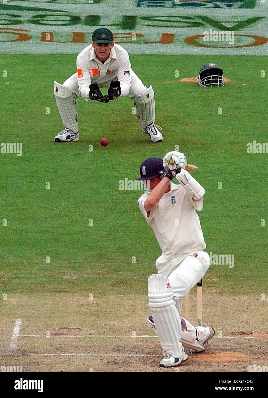: Nessun uso commerciale : l'inglese Richard Dawson è catturato dietro dal wicketkeeper australiano Adam Gilchrist, fuori dal bowling di Glenn McGrath, per terminare gli inning e perdere la seconda prova partita il quarto giorno all'Adelaide Oval, Adelaide. L'Australia ha vinto il test con un'inning e 51 manches e ha guidato la serie 2-0. Foto Stock