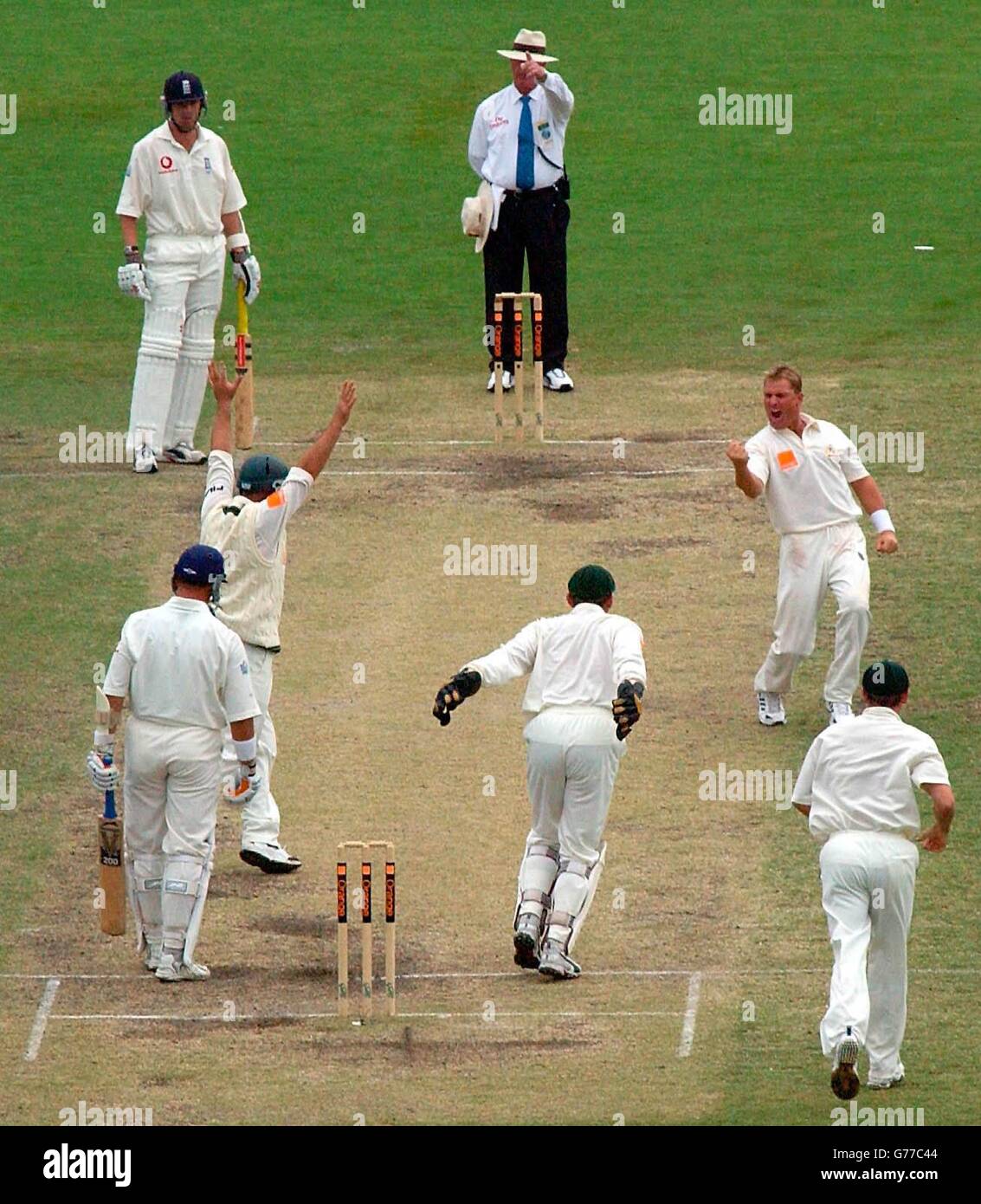 L'australiano Shane Warne e Adam Gilchrist celebrano l'ultimo wicket inglese a cadere, quello di Richard Dawson catturato da Gilchrist fuori dal bowling di Glenn McGrath, durante il quarto giorno del 2° test all'Adelaide Oval, Adelaide, Australia. L'Australia ha vinto il test con un'inning e 51 manches e ha guidato la serie 2-0. Foto Stock