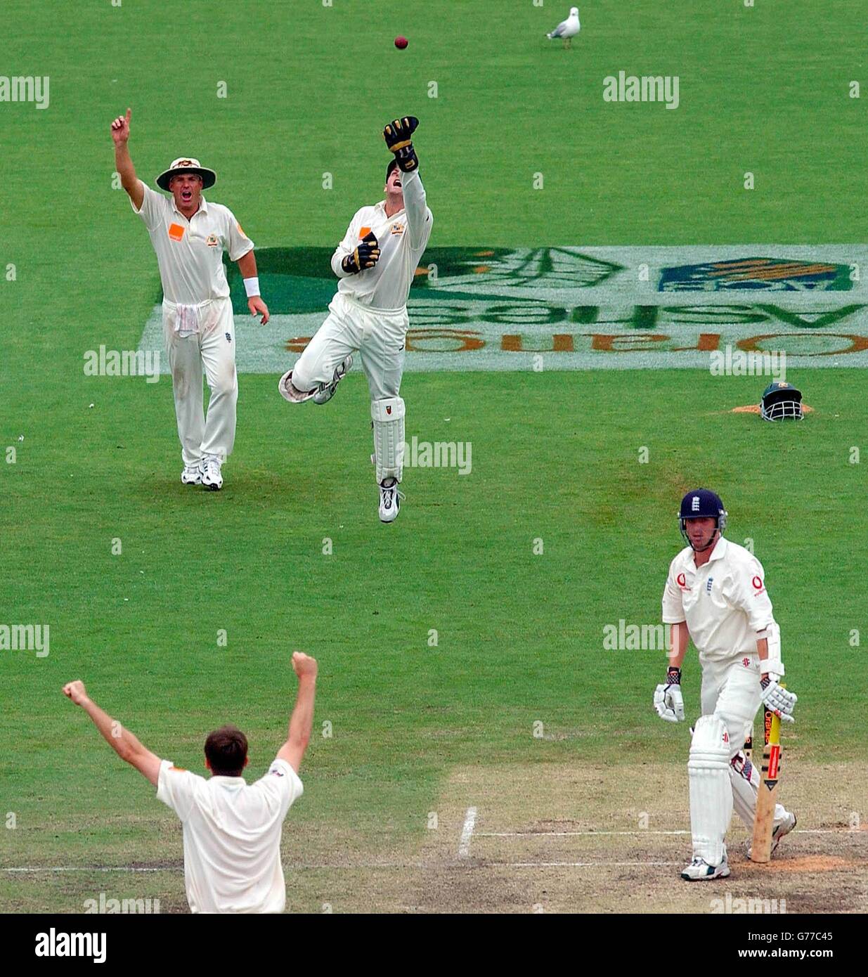 : Nessun uso commerciale : l'australiano spin bowler Shane Warne e Adam Gilchrist celebrano l'ultimo wicket dell'Inghilterra a cadere, quello di Richard Dawson catturato dietro da Gilchrist fuori dal bowling di Glenn McGrath, durante il quarto giorno del 2° test all'Adelaide Oval, Adelaide, Australia. L'Australia ha vinto il test con un'inning e 51 manches e ha guidato la serie 2-0. Foto Stock