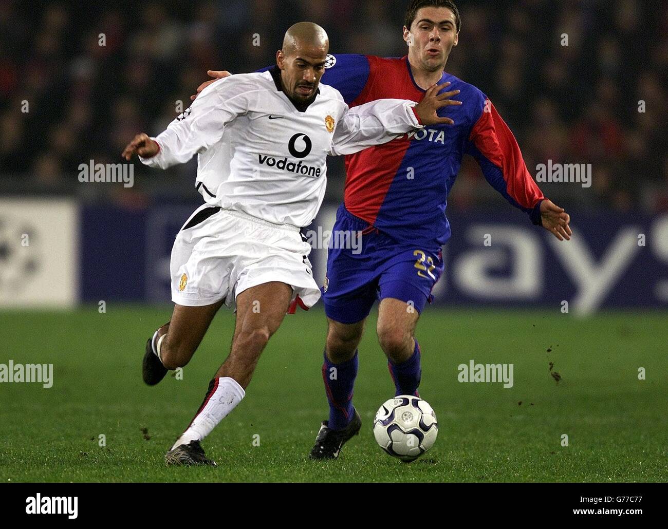Juan Sebastian Veron si allontana dall'Ivan Ergic di Basilea durante la seconda partita del Gruppo D della Champions League allo stadio di Saint Jakob, in Svizzera. NESSUN UTILIZZO DI SITI WEB/INTERNET A MENO CHE IL SITO NON SIA REGISTRATO PRESSO LA FOOTBALL ASSOCIATION PREMIER LEAGUE Foto Stock