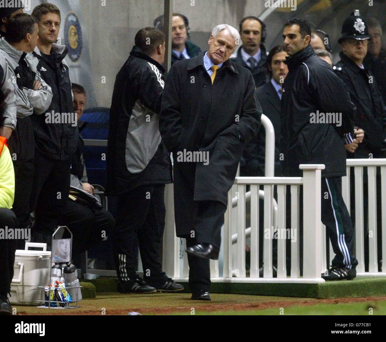 Sir Bobby Robson, manager di Newcastle United, guarda le sue prestazioni di squadra contro Inter Millan, durante la UEFA Champions League, Gruppo A, seconda partita al St James' Park, Newcastle. NESSUNA PUBBLICAZIONE SU QUALSIASI SITO INTERNET DURANTE LA PARTITA (INCLUSI TEMPI DI DIMEZZAMENTO, TEMPI SUPPLEMENTARI E SPARATORIE DI PENALITÀ). Foto Stock