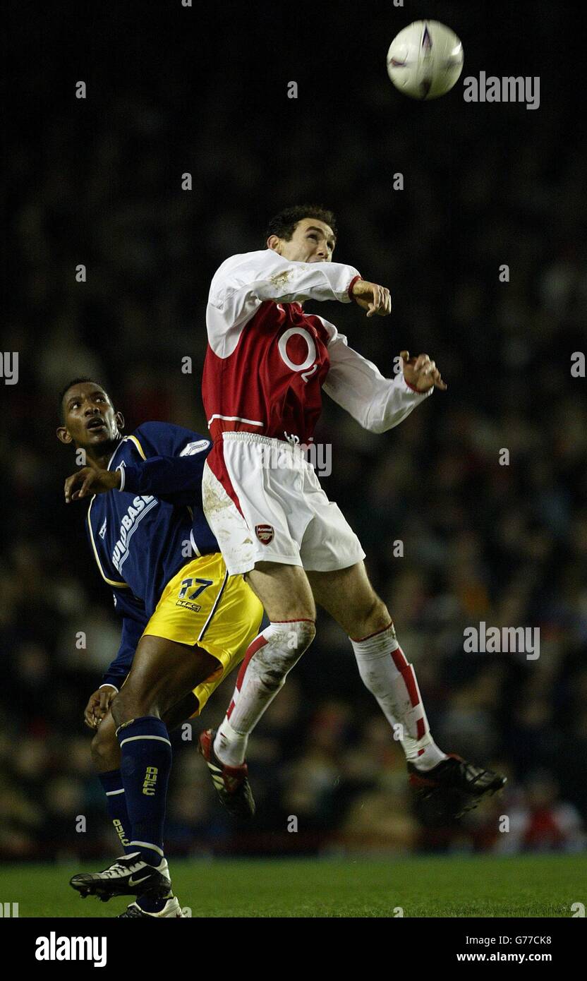 Martin Keown dell'Arsenal batte il Jefferson Louis di Oxford United alla palla, durante la vittoria dell'Arsenal del 2-0 su Oxford United durante la terza partita della fa Cup presso l'Highbury Ground dell'Arsenal. Foto Stock