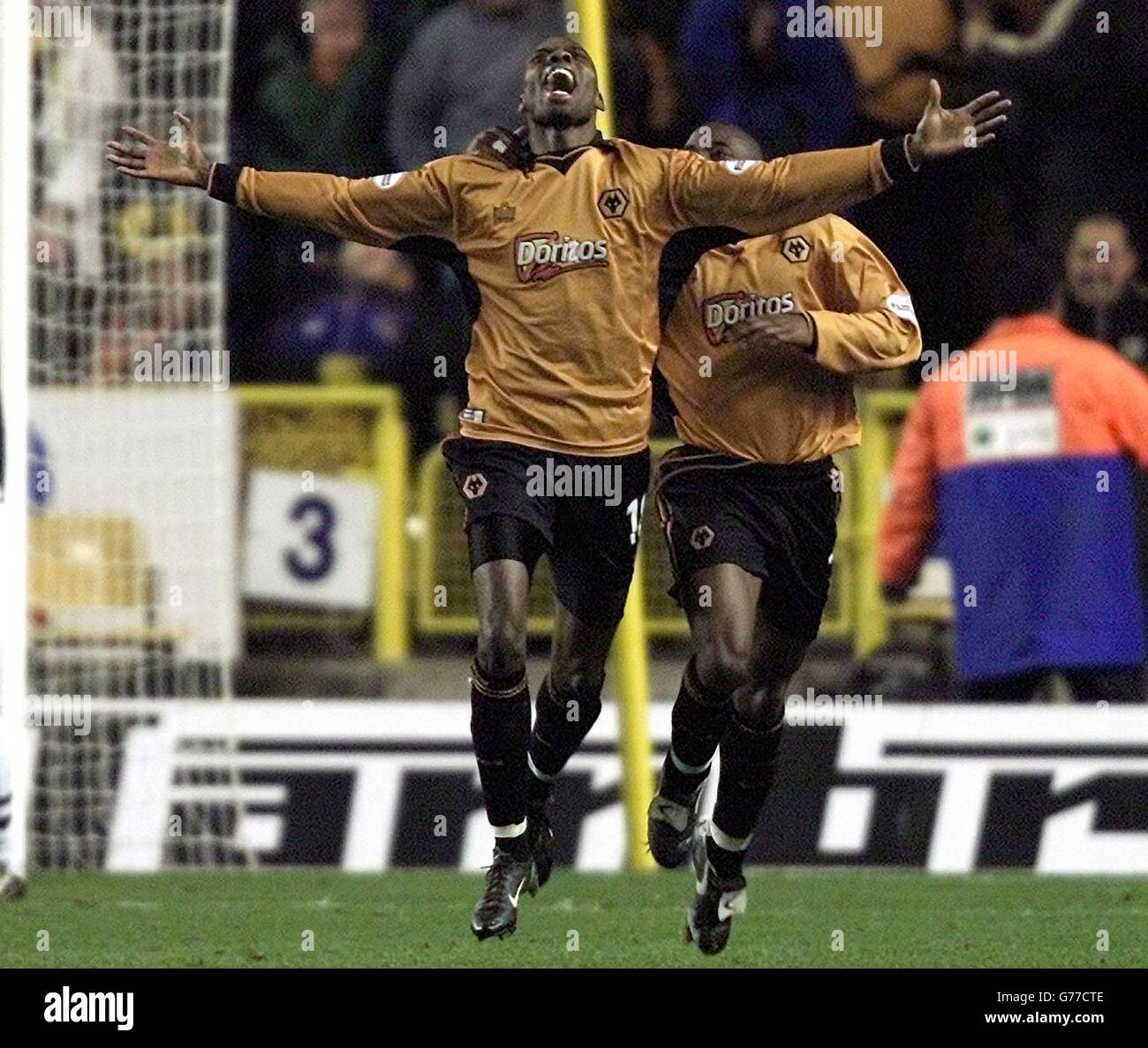 George Ndah festeggia il terzo posto di Wolves e il traguardo vincente contro Newcastle durante la loro vittoria 3-2 nella fa Cup 3° tie al Molineux, Wolverhampton. Foto Stock