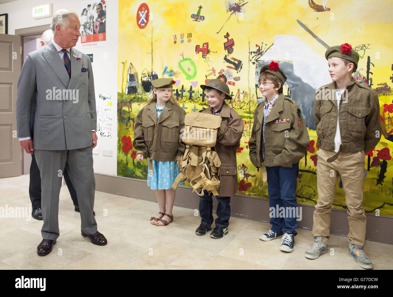 Il Principe del Galles incontra i bambini locali nella sala didattica del Black Watch Regimental Museum di Balhousie Castle, Perth, durante la sua visita annuale in Scozia. Foto Stock