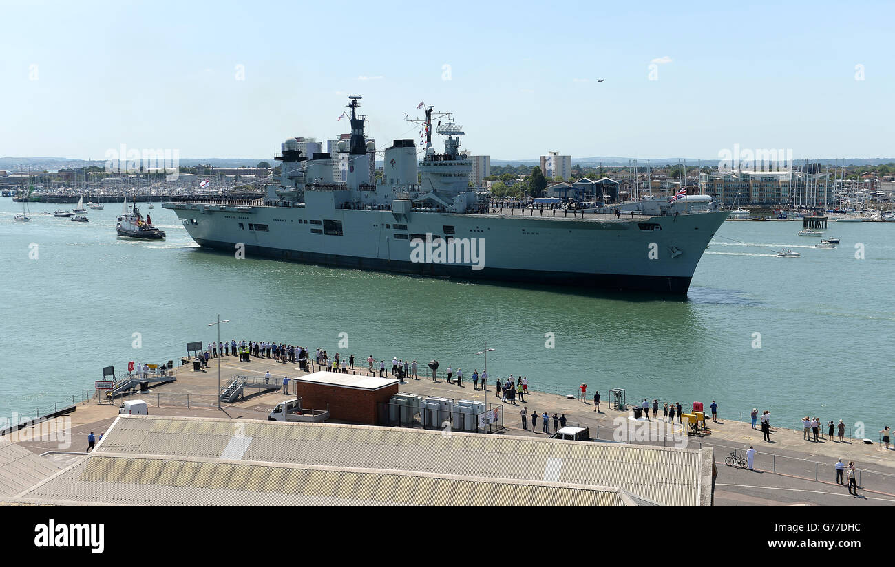 HMS Illustrious naviga nel suo porto di Portsmouth per l'ultima volta prima di essere ritirato il mese prossimo. Foto Stock