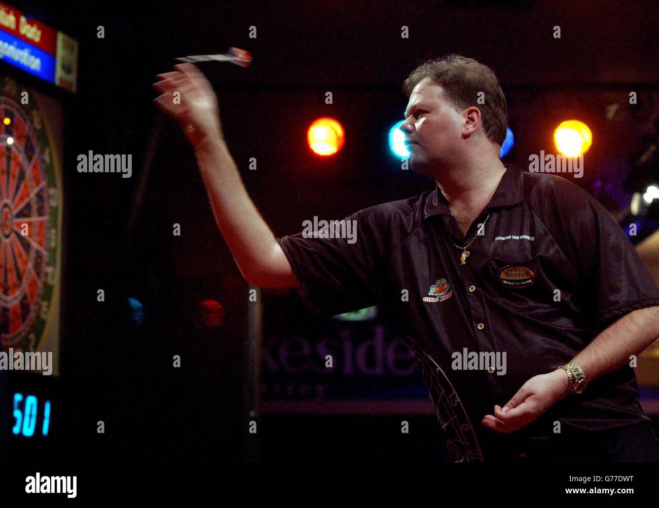 Raymond van Barneveld di Netherland si è recata alla vittoria della finale dell'Embassy World Darts Championship contro Richie Davies del Galles al Lakeside Country Club di Frimley Green. Barneveld sconfisse Davies 6-3 per vincere il titolo. Foto Stock