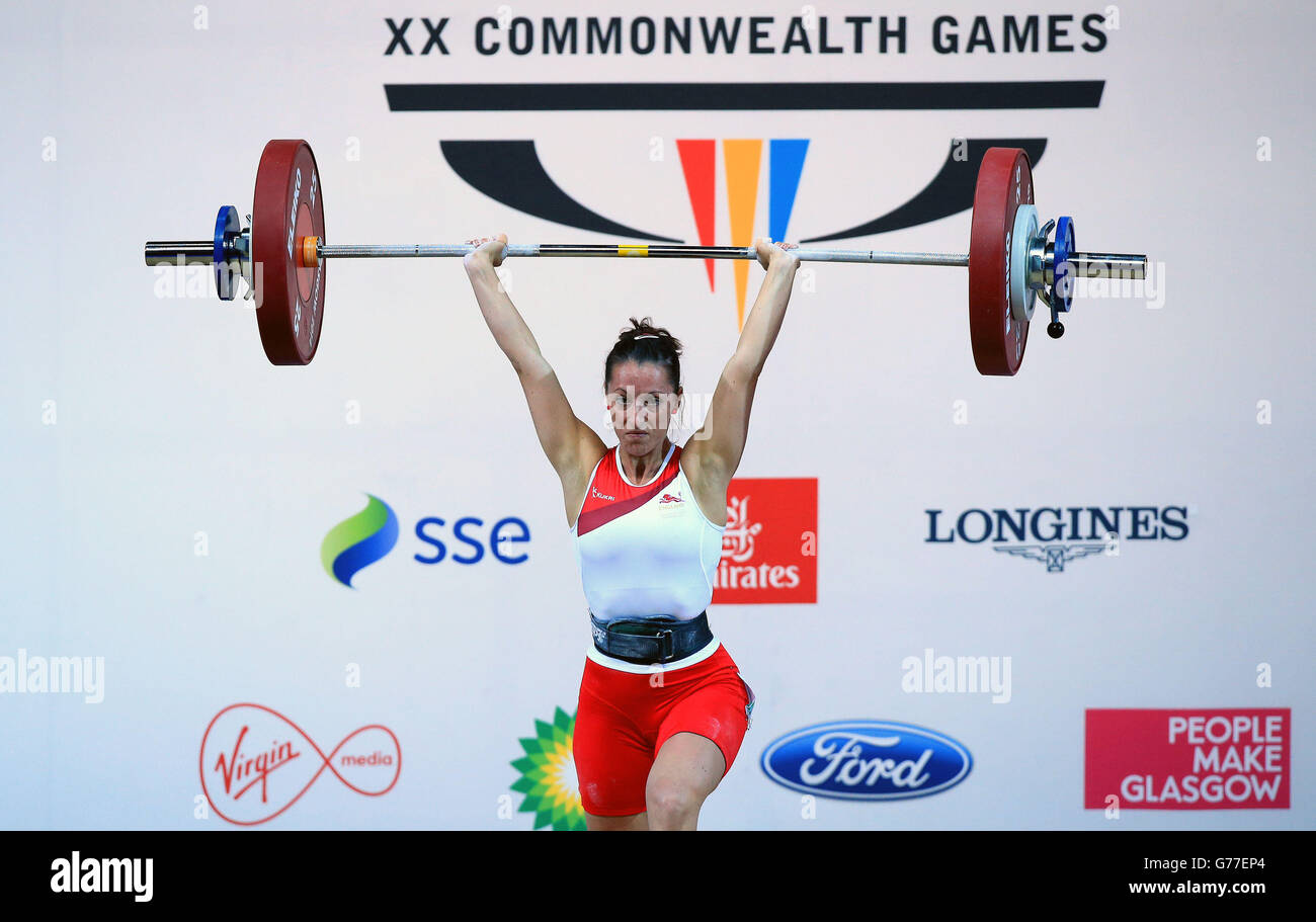 L'inglese Joanne Calvino alza il bar durante l'evento clean and jerk nel 48 chilo femminile all'Auditorium Clyde durante i Giochi Commonwealth 2014 a Glasgow. Foto Stock