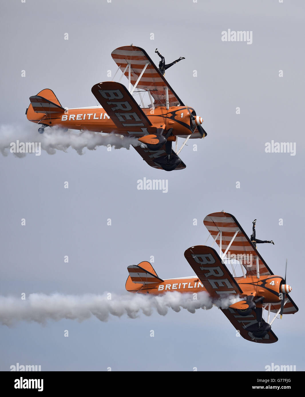 I Breitling Wingwalkers si esibiscono sul lungomare di Seaburn, come parte del Sunderland International Airshow. Foto Stock