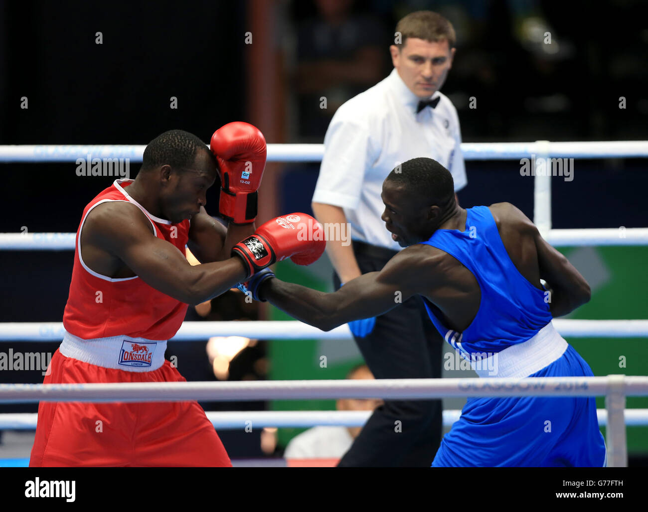 Joseph Martin Mwaselage (a sinistra) della Tanzania in azione contro i mujandjae della Namibia Kasuto (a destra) nel Men's Middle (75 kg) Round del 32 Foto Stock