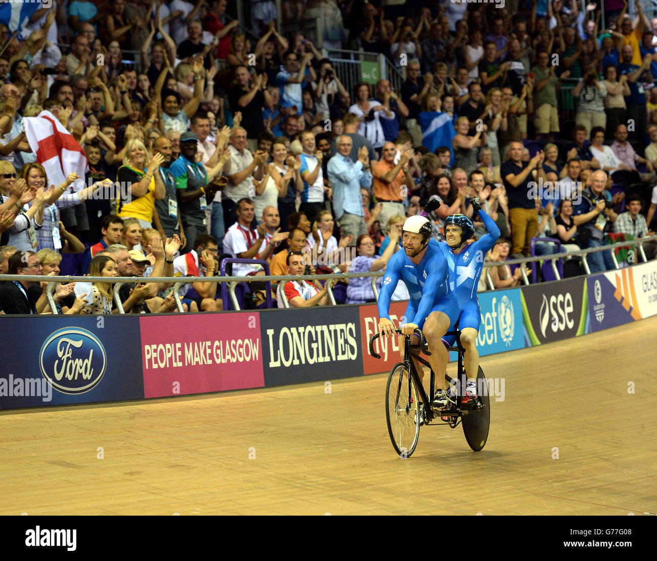 Craig Maclean e Neil Fachie della Scozia celebrano la loro vittoria nella finale del tandem Sprint di Mens Para Sport al Sir Chris Hoy Velodrome durante i Giochi del Commonwealth 2014 a Glasgow. Foto Stock