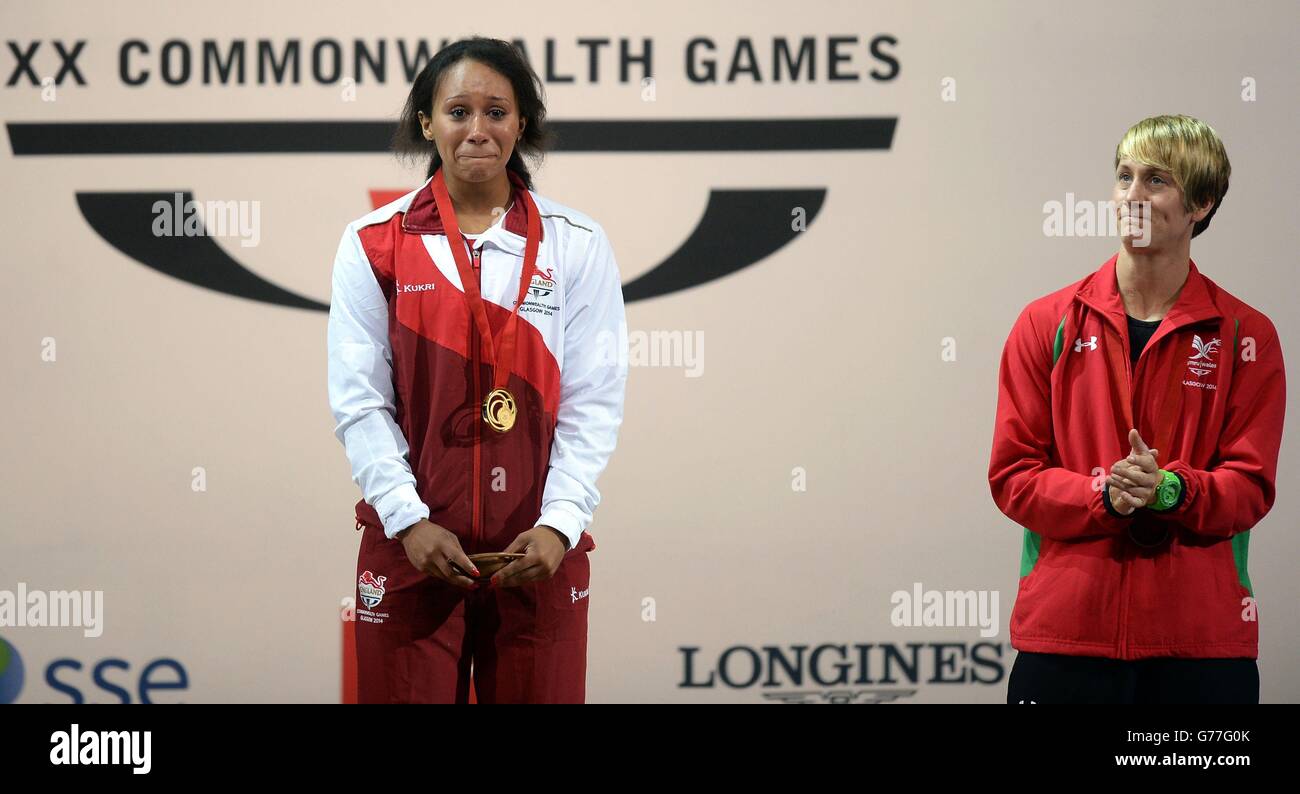Inghilterra Zoe Smith con la sua medaglia d'oro dopo aver vinto le donne 58 kg di sollevamento pesi con il Galles Michaela Breeze (a destra), al Clyde Auditorium durante i Giochi del Commonwealth 2014 a Glasgow. Foto Stock