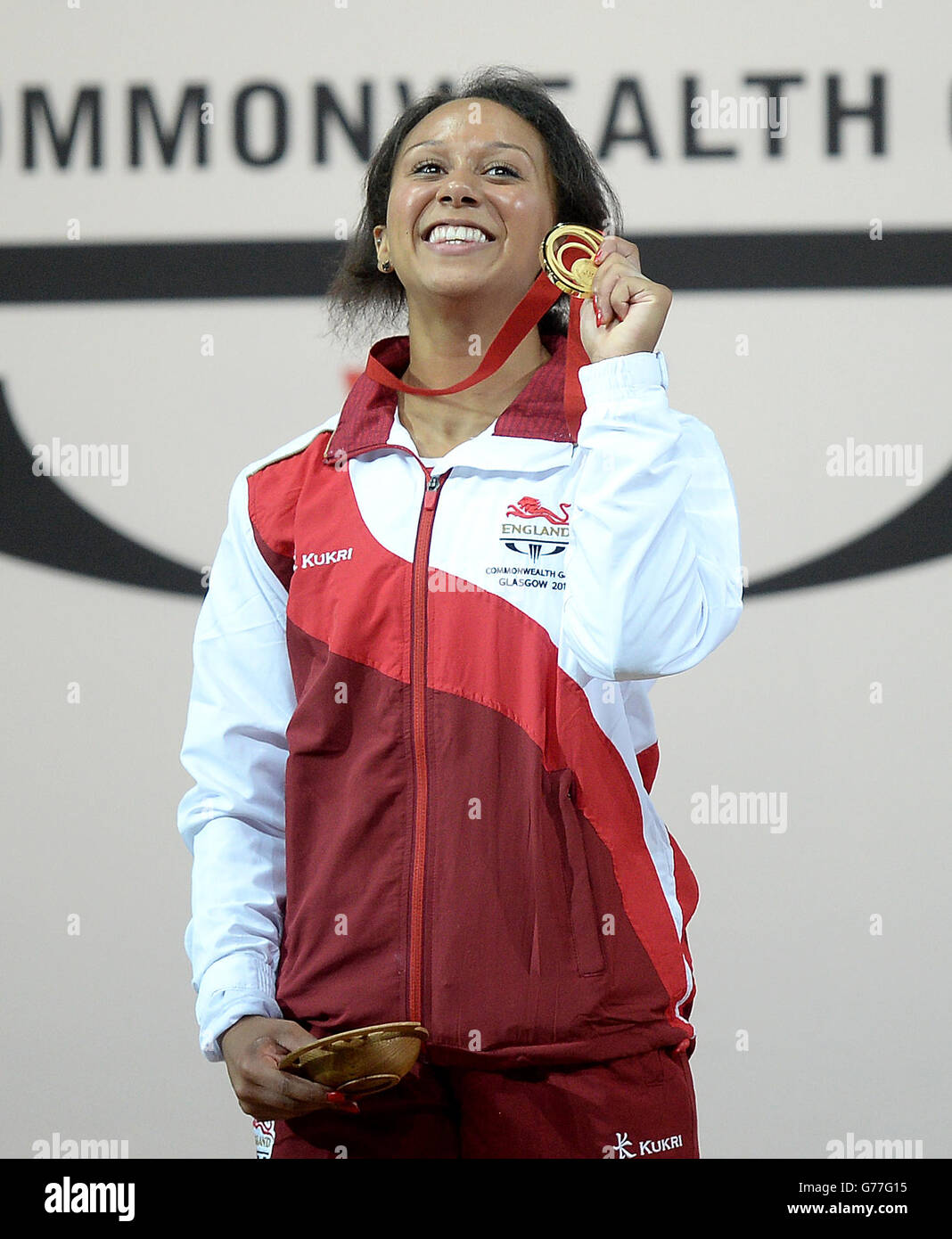 Inghilterra Zoe Smith con la sua medaglia d'oro dopo aver vinto le donne 58 kg di sollevamento pesi con il Galles Michaela Breeze (a destra), al Clyde Auditorium durante i Giochi del Commonwealth 2014 a Glasgow. Foto Stock