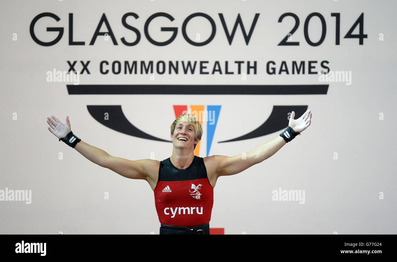 Michaela Breeze del Galles prende il bronzo nelle donne 58 kg di sollevamento pesi, al Clyde Auditorium durante i Giochi del Commonwealth 2014 a Glasgow. Foto Stock